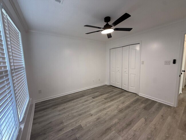 Building Photo - 425 Autumnwood Dr SW