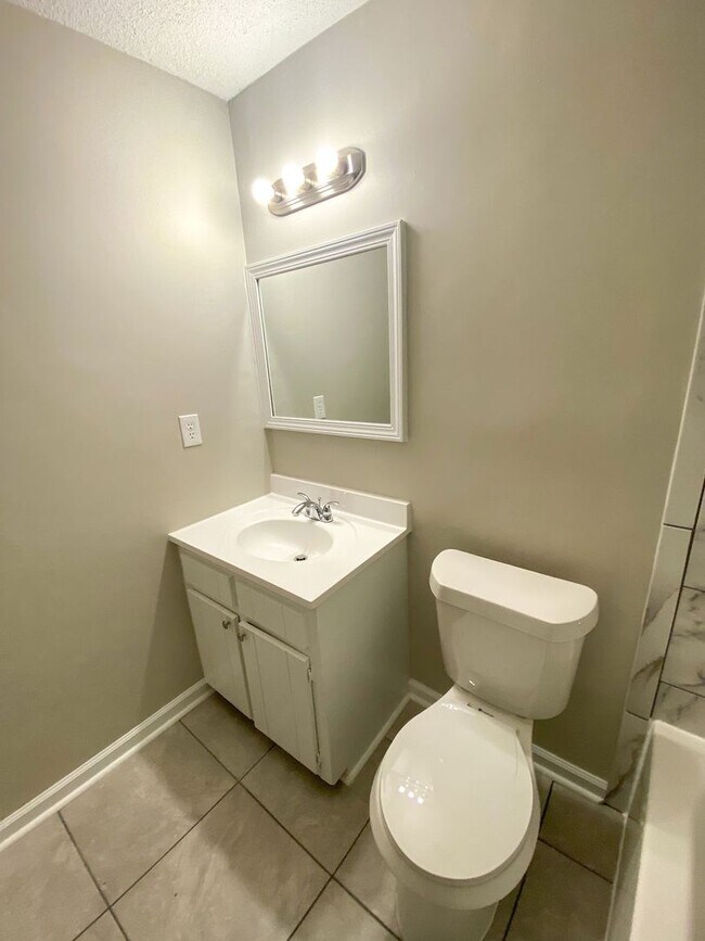 Building Photo - 3 Bed 2 bath in Raleigh / ss appliances an...