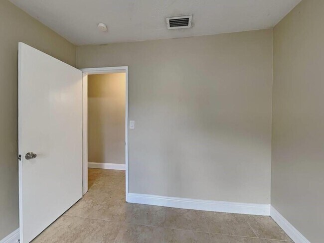 Building Photo - 1410 N 70th Terrace