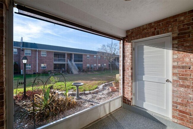 Building Photo - 4388 Lake Underhill Rd