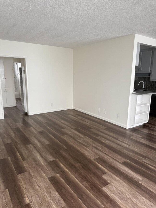 Building Photo - 2.0 bedroom in West Hollywood California 9...