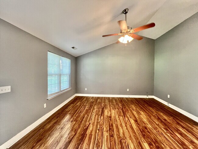 Building Photo - CONVENIENT LOCATION 3 Bedroom
