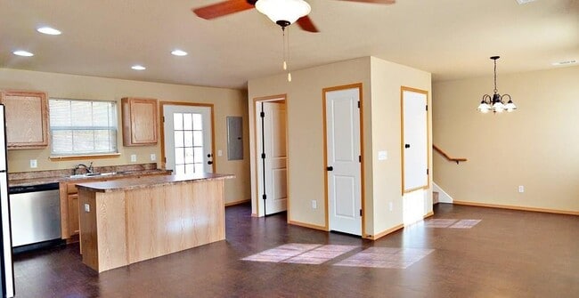 Building Photo - 213 S Rolling Woods Way