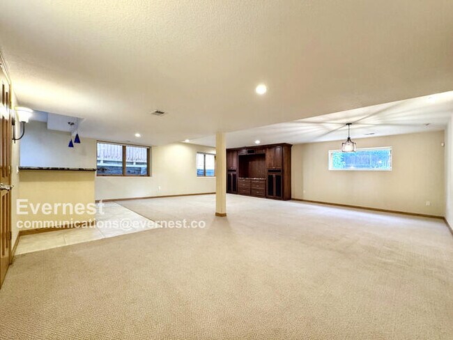 Building Photo - 990 Utica Cir