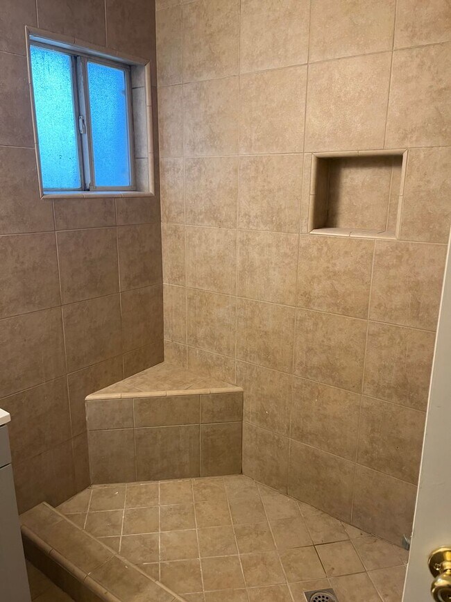 Building Photo - w7265e