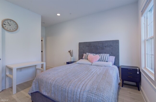 Building Photo - 5 br, 4.5 bath Townhome - 342 Purbrook Ln