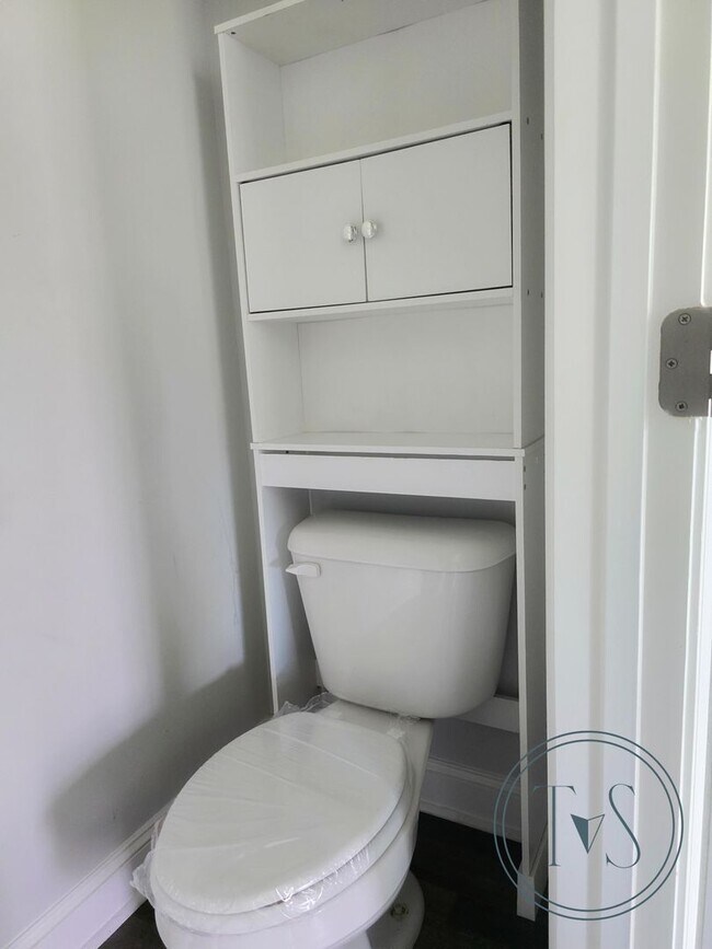 Building Photo - FALL MOVE-IN SPECIAL: $1000 OFF 1st MONTH'S RENT!**