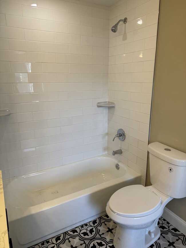 Master bathroom - 604 N Augusta Ave