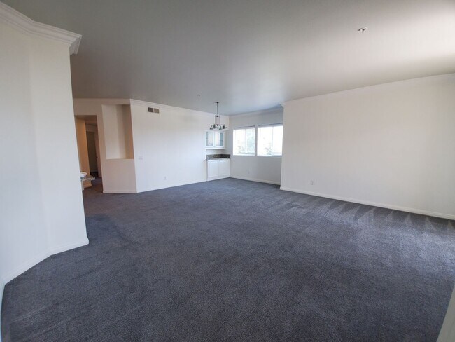 Building Photo - Gorgeous 3rd floor Corner Unit 3Bed/2Bath in Oceanside