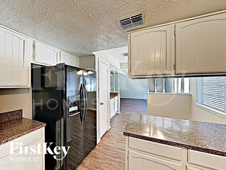 Building Photo - 6803 Stiller Dr