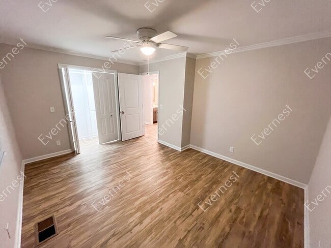Building Photo - 28 Wells Ln