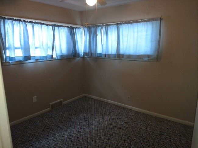 Building Photo - ALL PROSPECTIVE TENANTS MUST SUBMIT A $58 ...