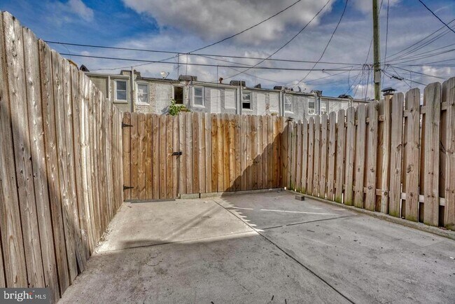 Building Photo - 829 N Montford Ave