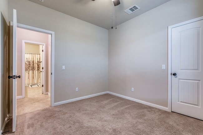 Building Photo - IMMACULATE 3bd/2ba/2gar/Office/Studay in Cobblestone Available NOW!