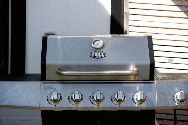 Building Photo - 5400 Alexis Cove