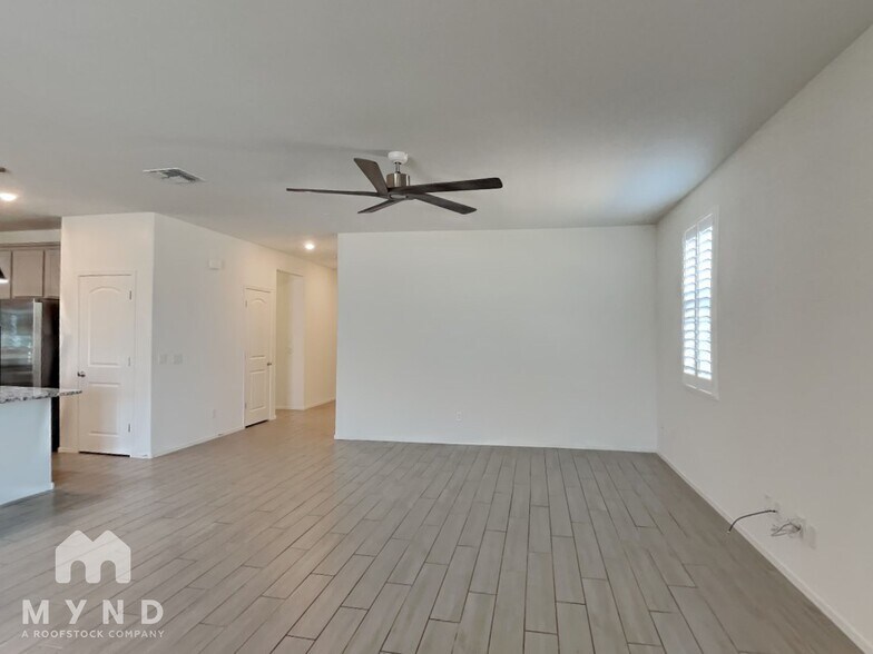 Building Photo - 7325 S 33rd Ln