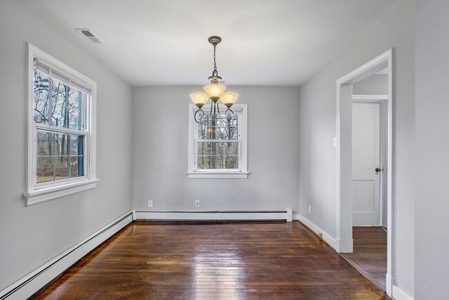 Building Photo - ADORABLE BUNGALOW IN LAKESIDE