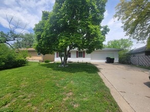 Building Photo - 3 +bedrooms /2 bath + Attached 2-car Garage Home -Available Now in Peoria!