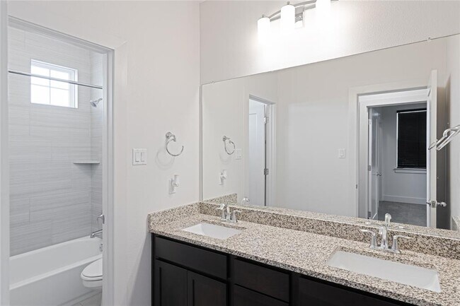 Building Photo - 1241 Summerbrooke Cir