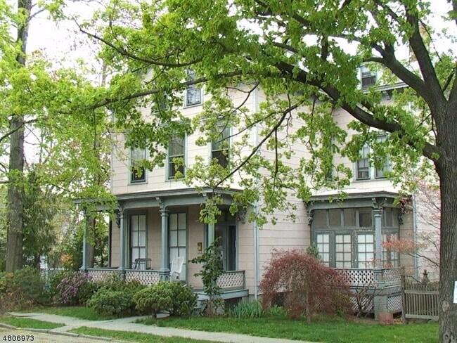 Building Photo - 10 Hill St