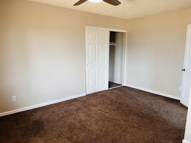 Building Photo - Charming 3-Bedroom with 2 Full Baths on th...