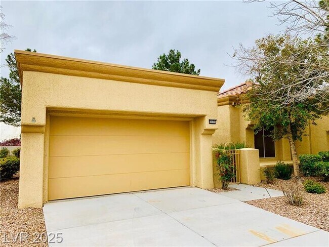 Building Photo - Clean and comfortable townhome in Sun City...