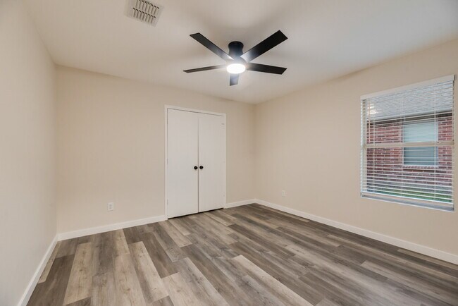 Building Photo - "Charming 3-Bedroom with 2 Bathrooms in Wy...