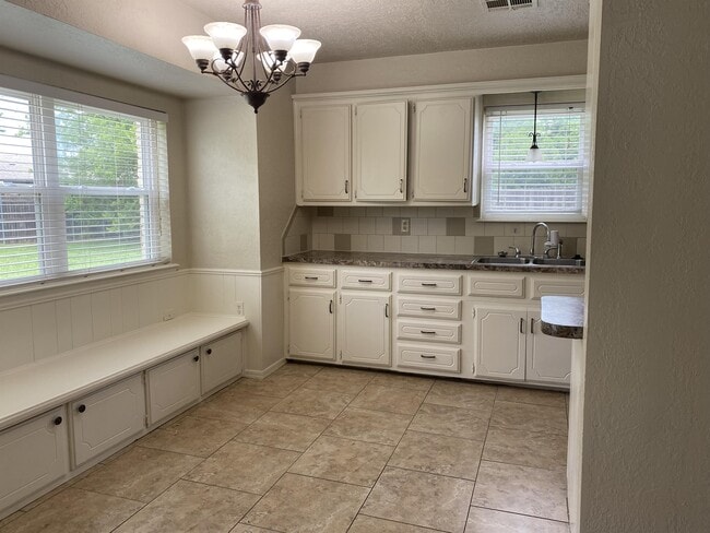 Building Photo - 1517 Essex Ct
