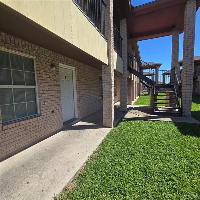 Building Photo - 13 W Daffodil Ave