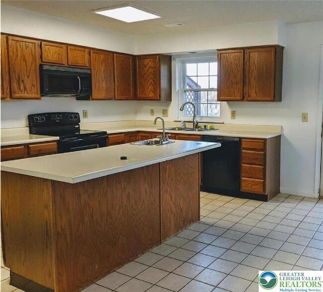 Building Photo - 1825 Falcon Dr