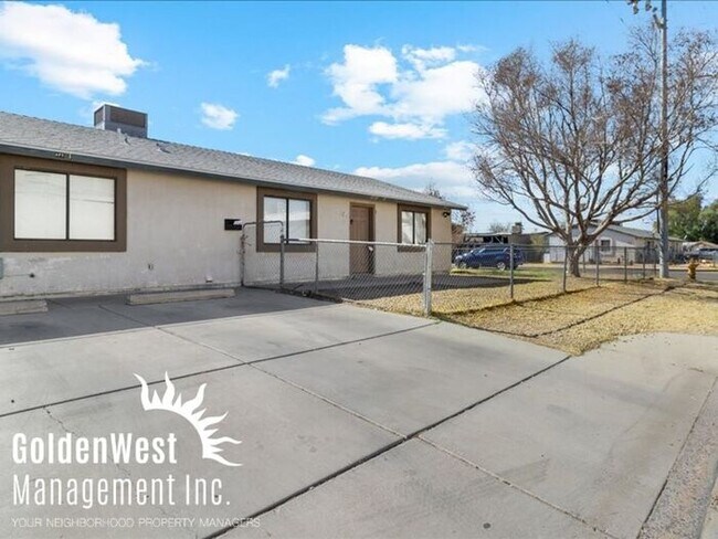 Building Photo - Spacious 4Bdm 2Ba Downtown Duplex