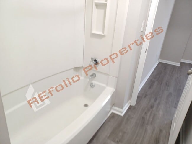 Building Photo - Carpetless 2 BD 1.5 Bath 2 Story Quadplex ...