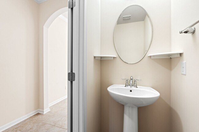 Building Photo - Beautiful 3 BR, 2.5 BA Townhome Easy Access to I-85 & I-385