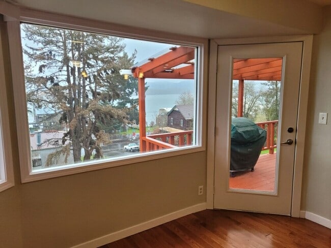 Building Photo - Move in ready rental in downtown Rainier with Columbia River views!
