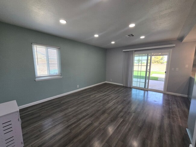 Building Photo - Room for Rent – 1621 W Newgrove St, Lancaster, CA 93534