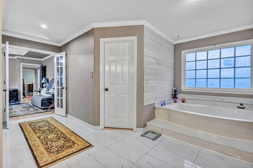 Second floor master bathroom - 4250 Edgewater Ct NW
