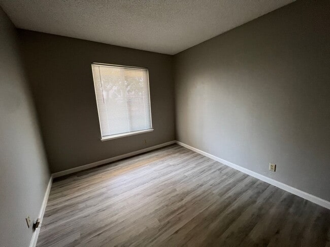 Building Photo - Newly Updated 4/2 Home! Remodeled Bathroom...
