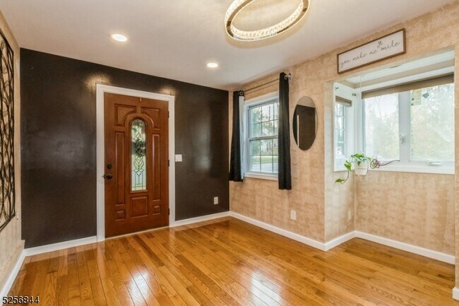 Building Photo - 48 Bellows Ln