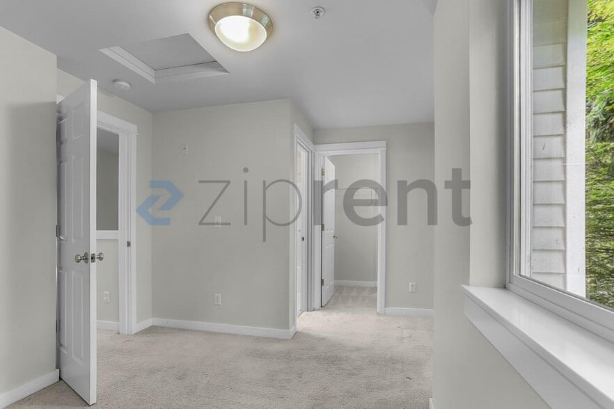Building Photo - Unit