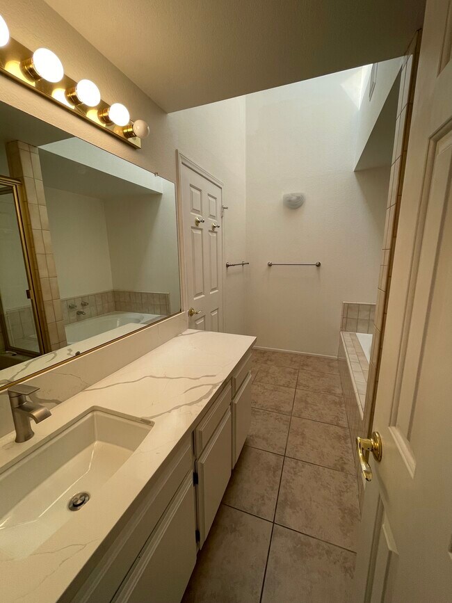 Master Bath - 2703 Grant Ave