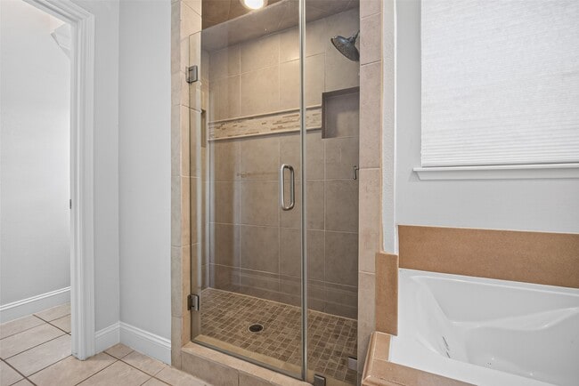 Building Photo - 10310 Chevy Chase Dr
