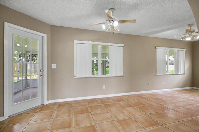 Building Photo - Charming Rental on Quiet Cul-de-Sac!