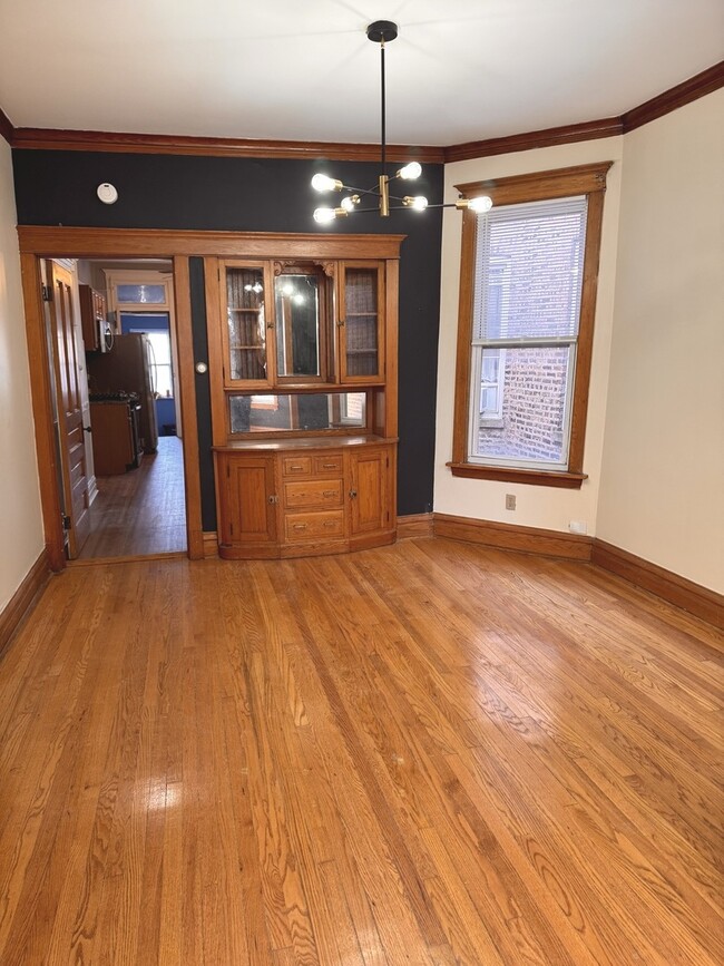 Building Photo - 2927 N Sacramento Ave