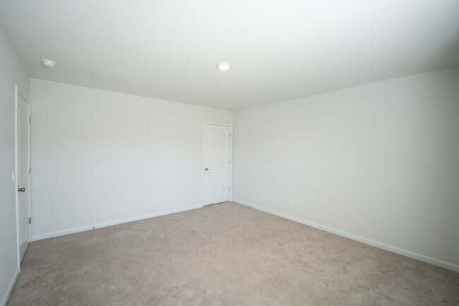 Building Photo - AVAILABLE NOW!