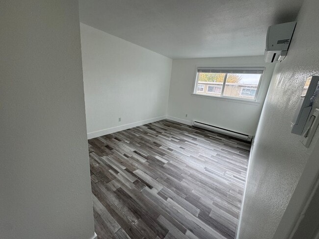 Building Photo - 2 bedroom 1.5 bathroom with large garage i...