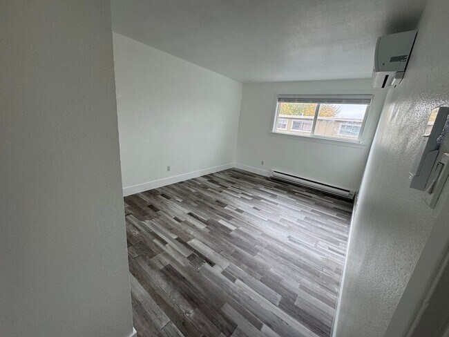 Building Photo - 2 bedroom 1.5 bathroom with large garage in Sparks. Washer and Dryer included!