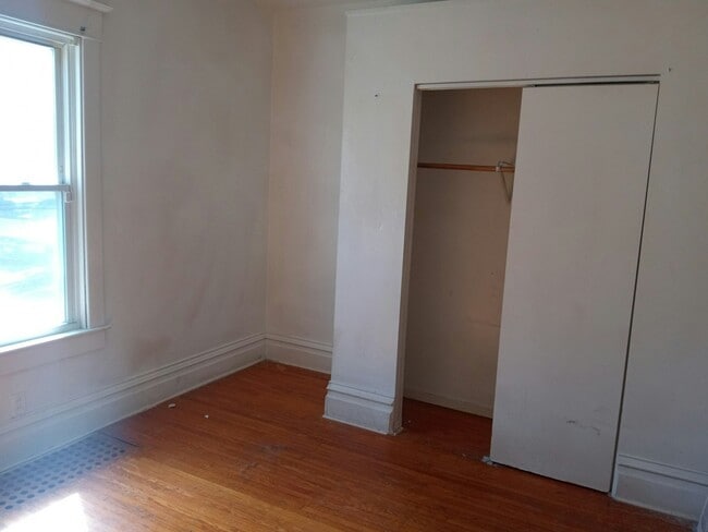 Building Photo - 319 E Archer Ave