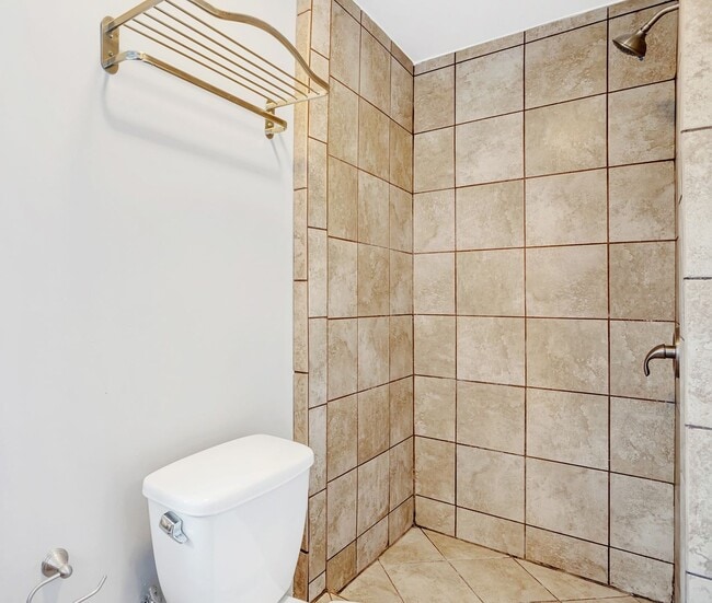 Building Photo - Spacious Two Bed Available July 10th! Central Air, Dishwasher, Laundry, Off Street Parking!