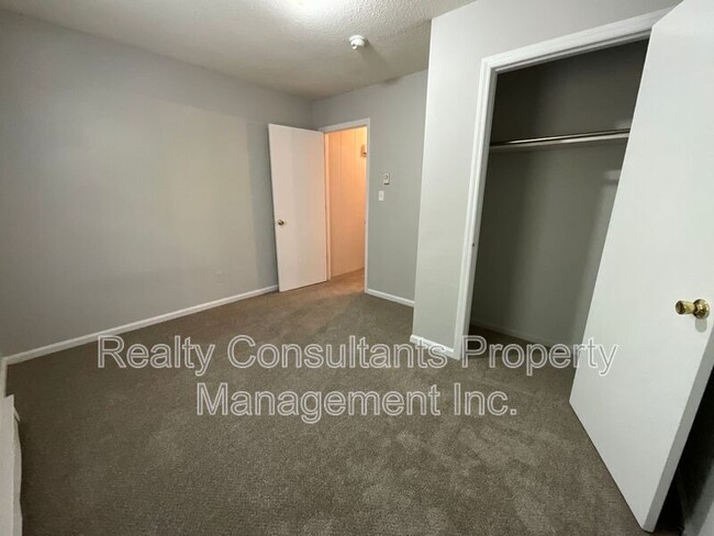 Building Photo - 113 Cox Ave