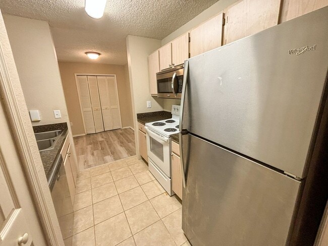 Building Photo - Windsor Park #523 - Pet Friendly!